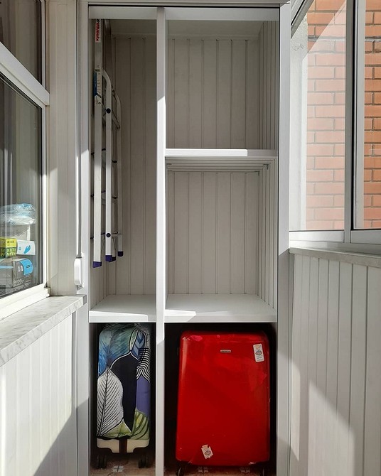 Ідеї для балкону: шафа з полицями для зберігання, функціональний дизайн