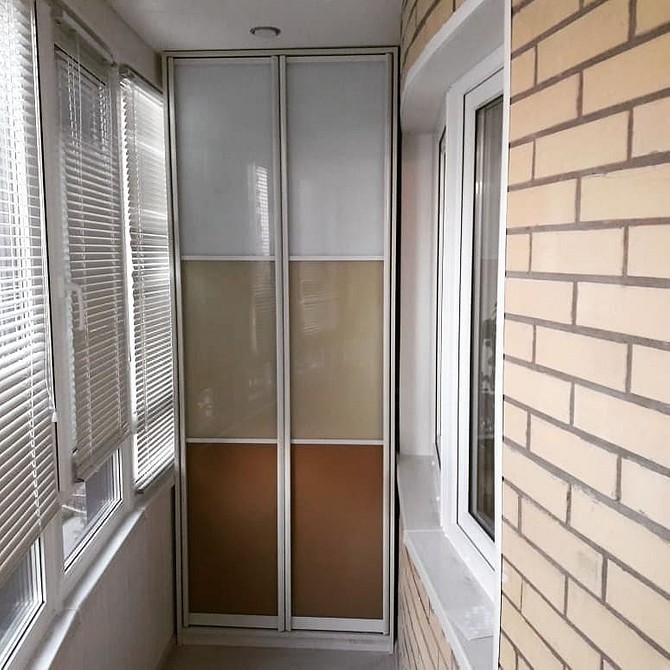 Шафа з дерева на балконі: екологічний вибір для організації зберігання речей