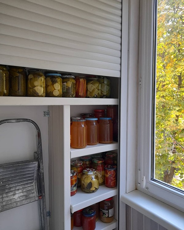 Організований простір: шафа на балконі для зберігання речей, ідеальне рішення