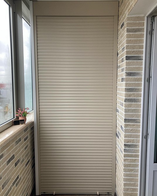 Ідеї для балкону: шафа з полицями та шухлядами для зручного зберігання