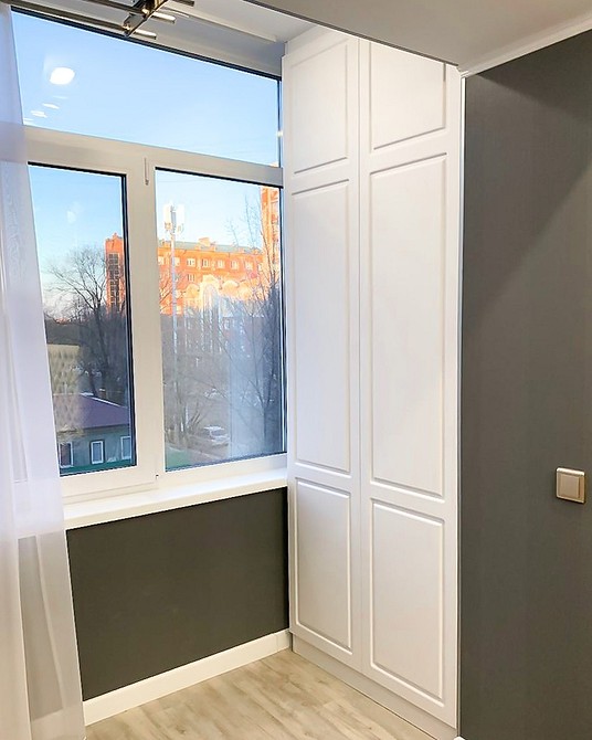 Стильний балкон з шафою для зберігання, що гармонійно вписується в дизайн