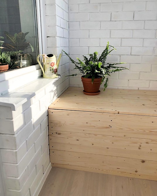 Шафа на балконі з полицями для квітів та інструментів, ідеї для організації