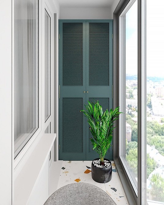 Простора шафа на лоджію з великою кількістю полиць для зручного зберігання