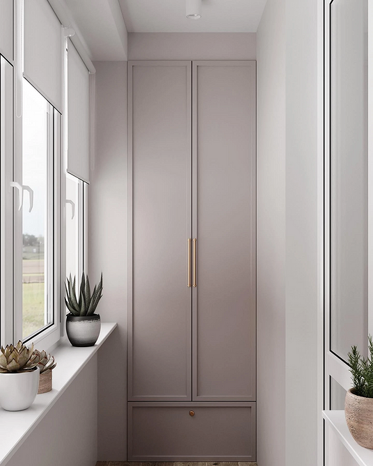 Ідеальний варіант організації балкону: шафа з розсувними дверцятами та полицями