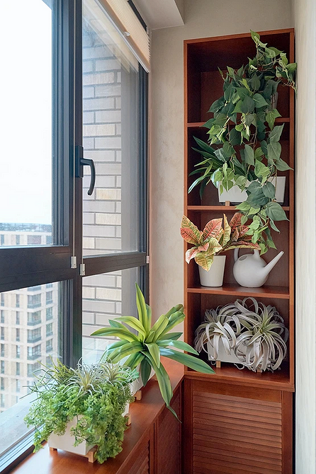 Компактна шафа на балконі з розсувними дверцятами для економії простору.