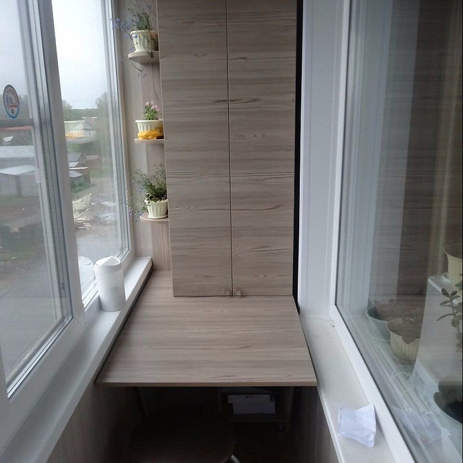 Світла шафа на балкон, що гармонійно вписується в інтер'єр і збільшує простір