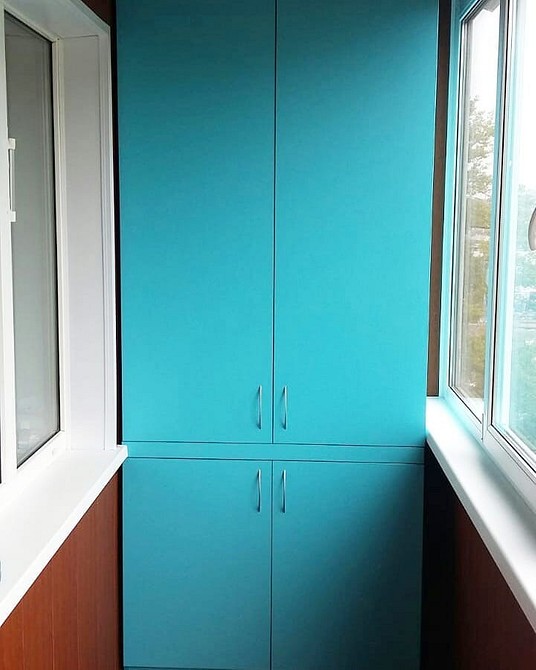 Сучасний балкон 2026 з вбудованою шафою для зберігання речей і рослин.