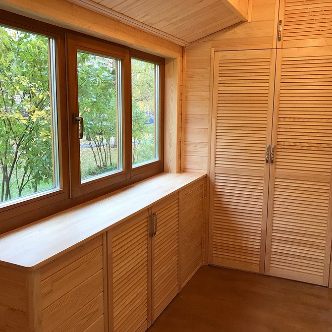 Шафа на балкон з висувними ящиками для зручного зберігання дрібних речей