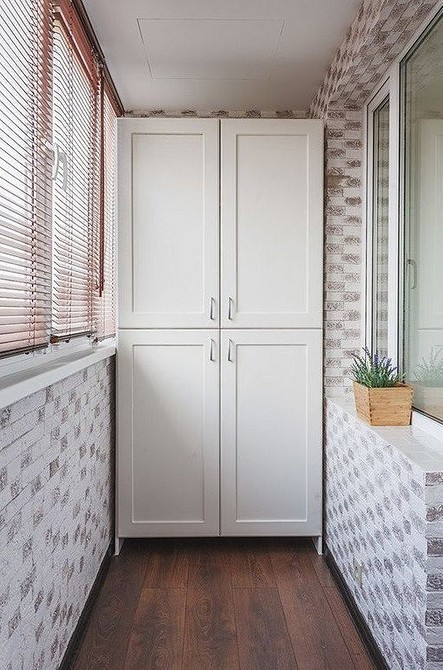 Стильний та практичний проект дизайну балкона 2026 з вбудованою шафою.