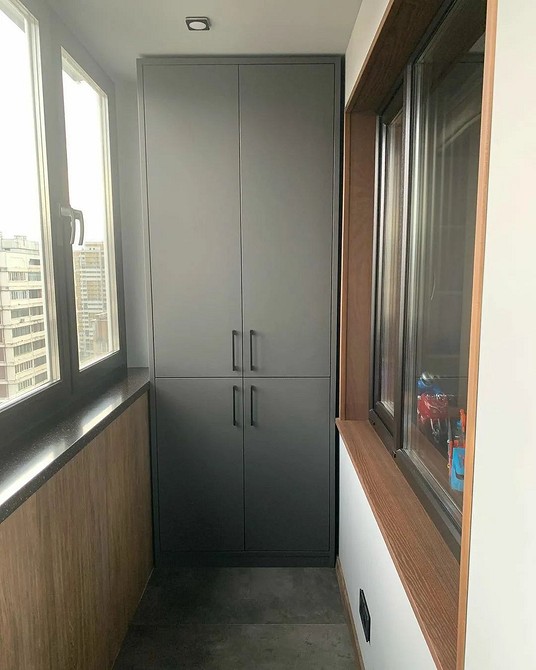 Дизайн балкона 2026 з шафою: затишне місце для відпочинку та зручного зберігання.