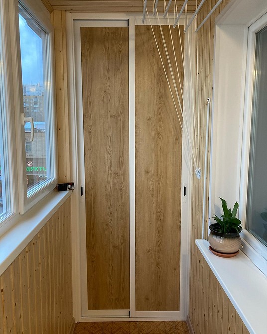 Шафа на балконі з комбінованим дизайном: відкриті полиці та закриті дверцята