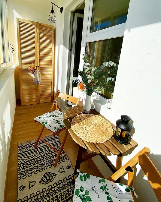 Практична шафа на балконі для зберігання інструментів та інших необхідних речей