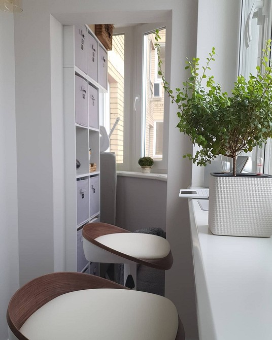 Сучасний дизайн шафи на балкон з використанням металу та скла.