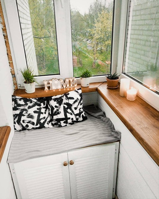 Компактна шафа на балконі: відмінне рішення для невеликих балконів та лоджій.