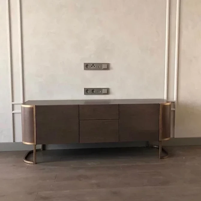 Комод під ТВ Низький комод під телевізор у спальні для зберігання речей та створення затишної атмосфери.