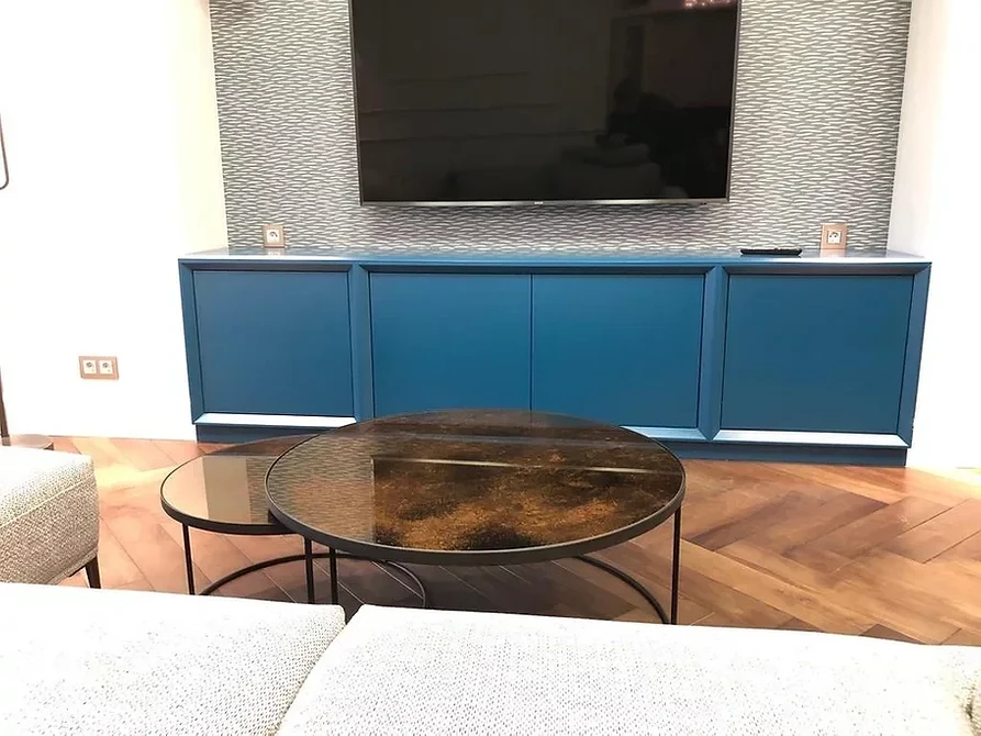 Тумба під телевізор Стильна вітальня з низькою тумбою під телевізор для зберігання речей. Сучасний дизайн.