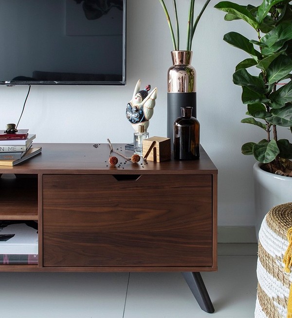 Біла тумба під телевізор в скандинавському стилі для світлої вітальні.