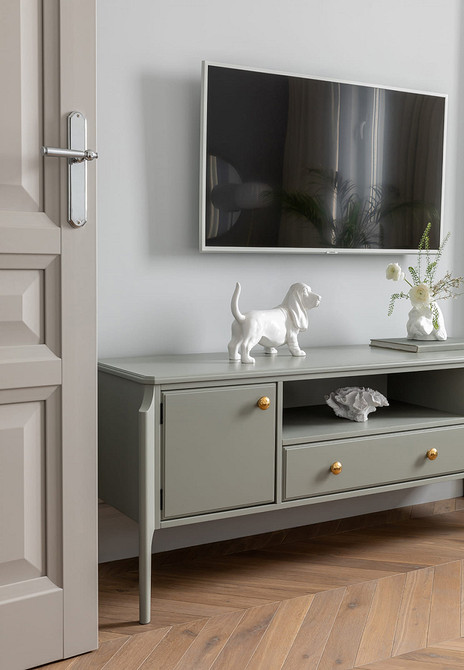 Тумба під телевізор у темних тонах для вітальні в стилі лофт.