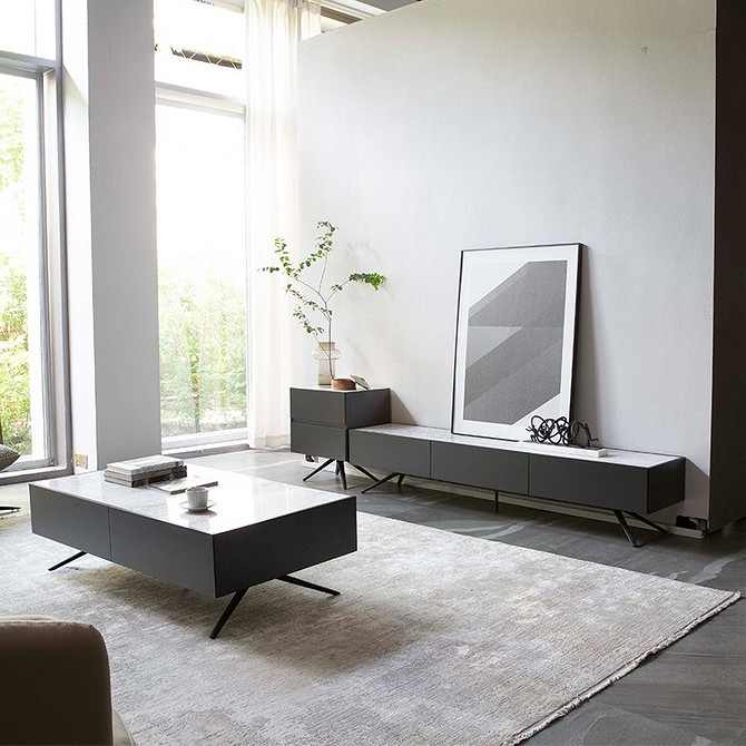 Сучасний інтер'єр вітальні з акцентом на стильну тумбу під телевізор.