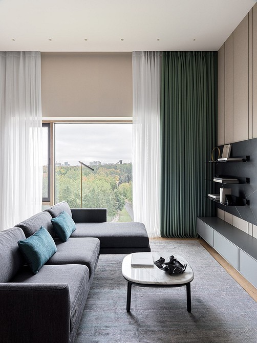 Стильна підвісна тумба під телевізор в інтер'єрі сучасної вітальні.