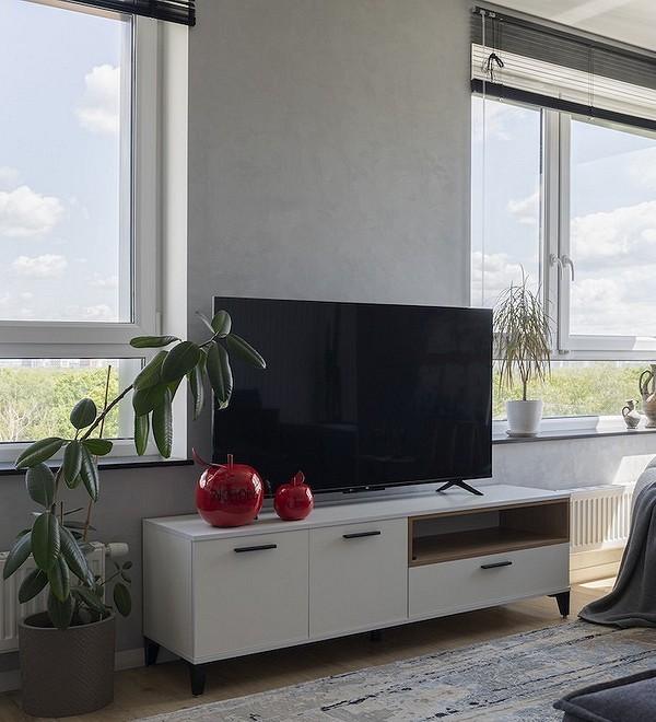 Зручна низька ТВ-тумба для комфортного перегляду телевізора у вітальні 2026.