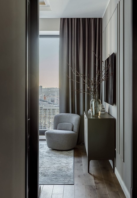 Кутова тумба під телевізор для оптимізації простору у невеликій вітальні.