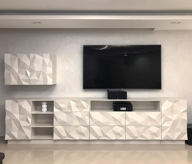 Дизайн вітальні: TV Сучасний дизайн вітальні з телевізором та меблями для зручного зберігання речей.