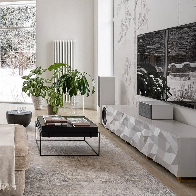 Низька тумба під телевізор в залі для зберігання речей, сучасний дизайн 2026.