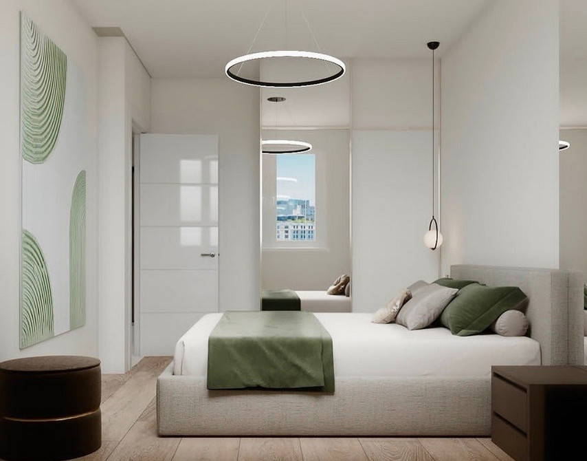 Велика шафа-купе з полицями та штангами для зберігання одягу в спальні.