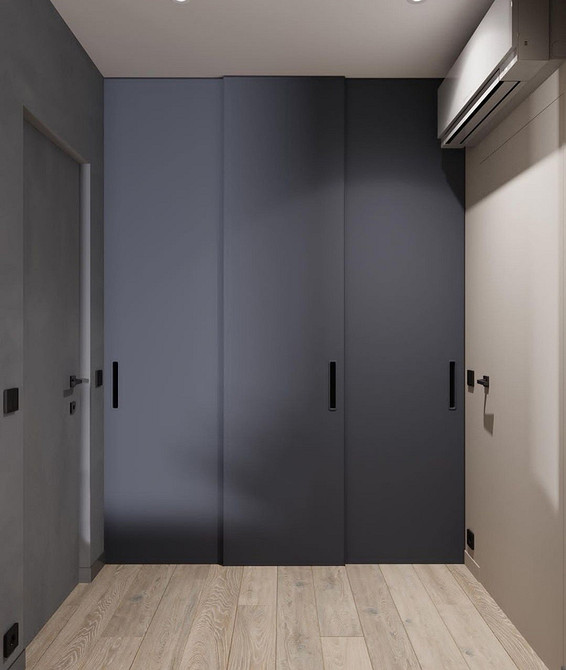 Вбудована шафа-купе з дерев'яними фасадами в спальні, гармонійний дизайн інтер'єру.