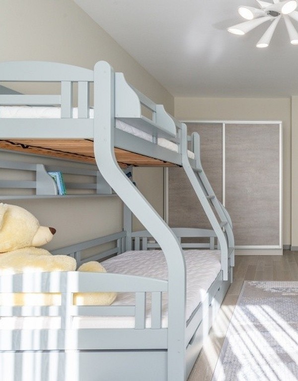 Шафа-купе з фотодруком на фасадах: квіти у дизайні спальні.