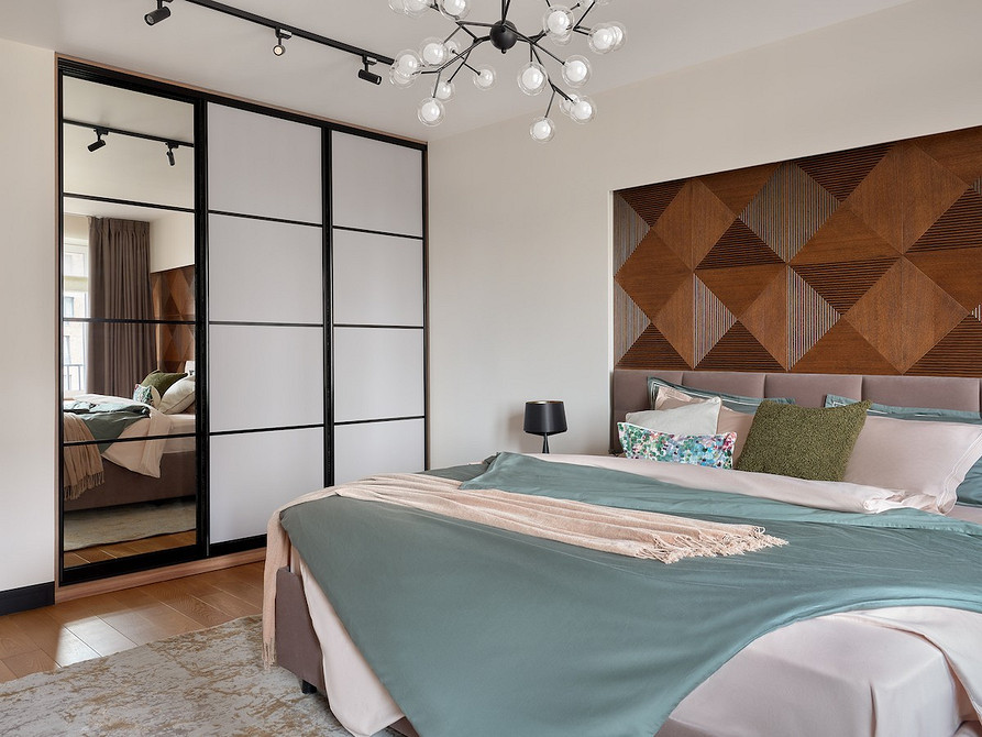 Вбудована шафа-купе в ніші спальні, економія простору.