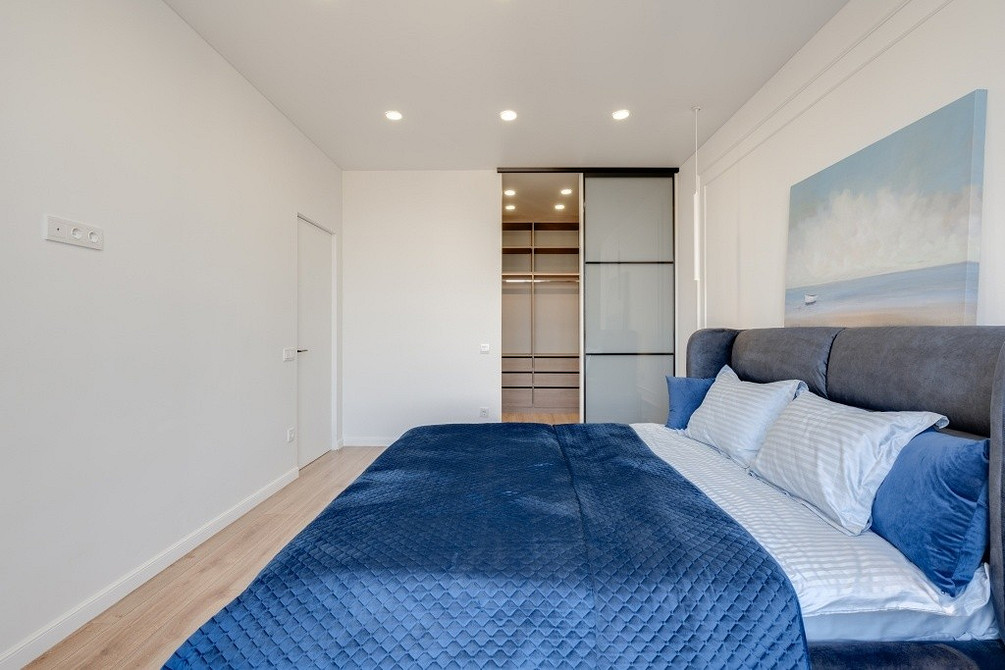 Шафа-купе з підсвіткою в спальні 2026: сучасне освітлення та функціональність.