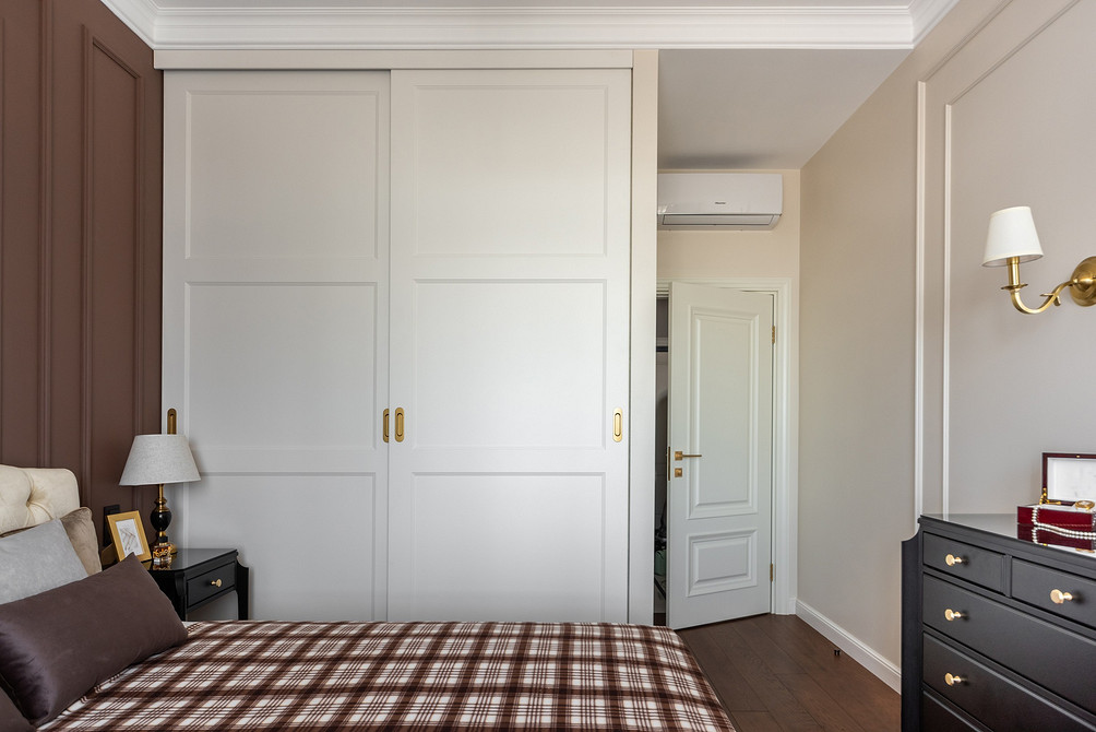 Внутрішнє освітлення шафи-купе: зручне рішення для пошуку речей у темний час доби.