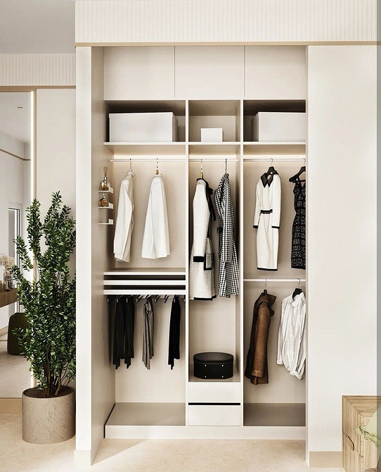 Сучасна шафа-купе з дзеркалом в спальні 2026: стиль та візуальне збільшення простору.