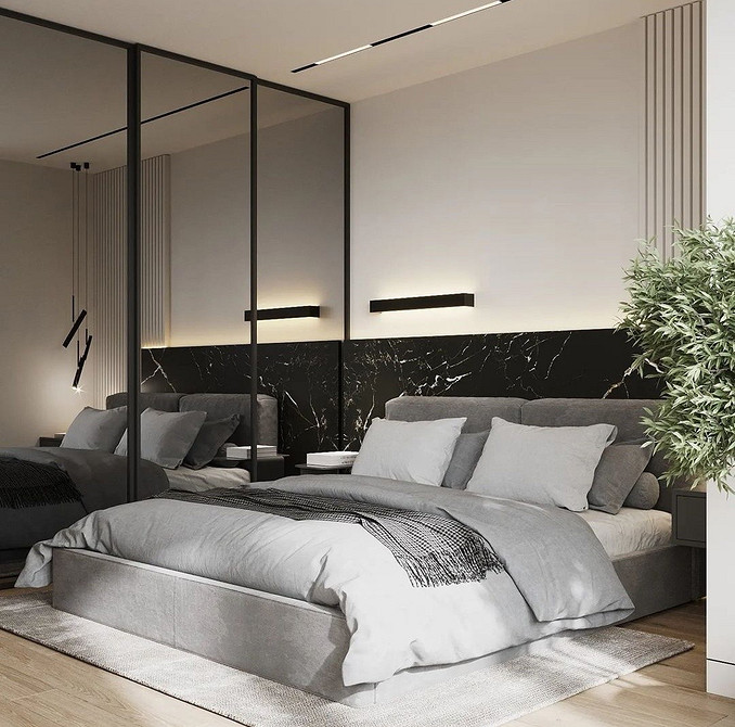 Містка шафа-купе з полицями та ящиками для організації речей.