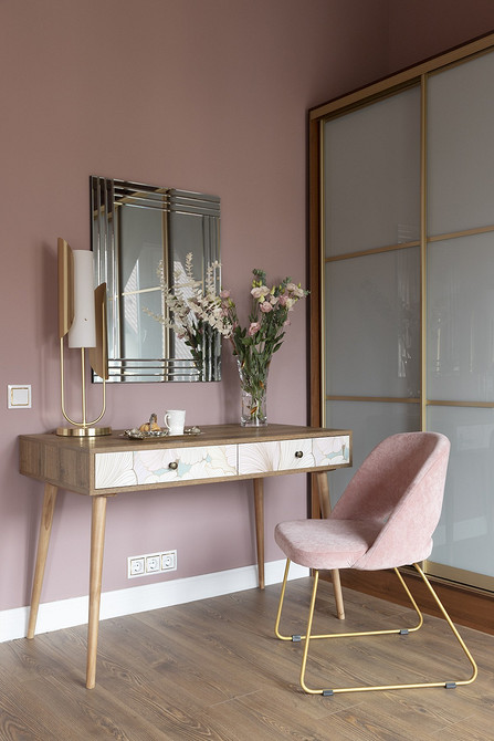 Дизайн шафи-купе з дерев'яними панелями в сучасній спальні.