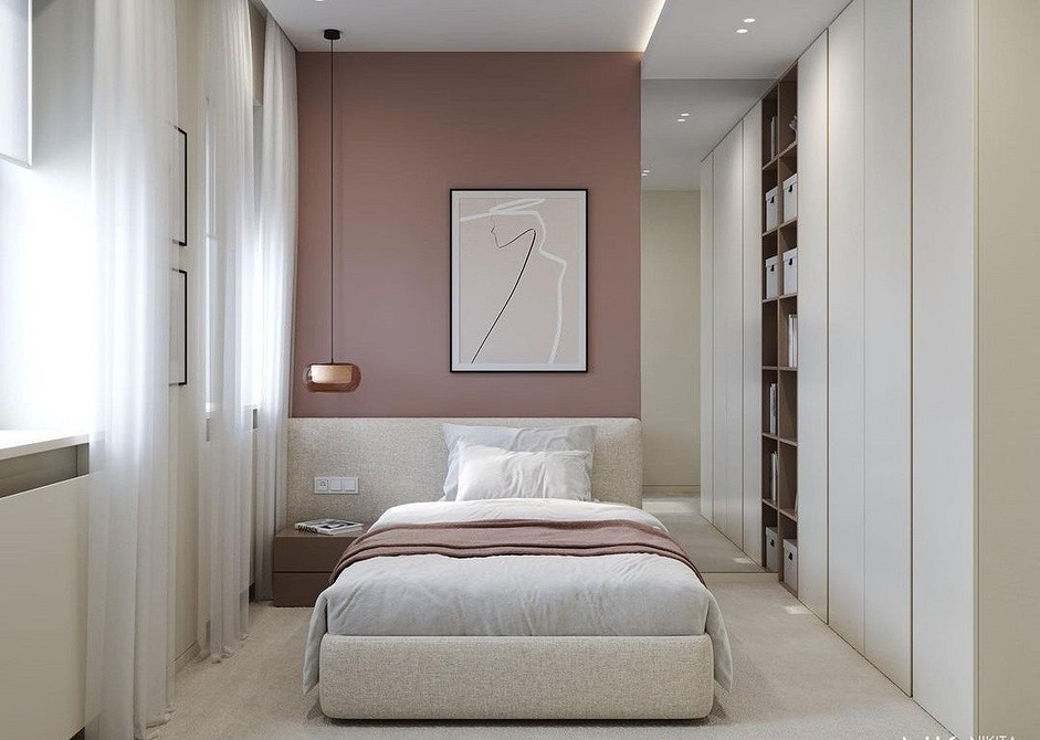 Інтер'єр спальні з великою шафою-купе від підлоги до стелі для максимального зберігання.