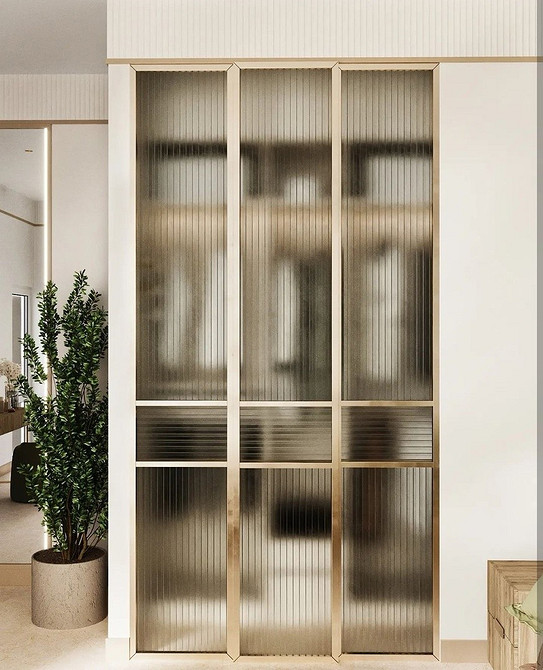 Елегантна шафа-купе з матовим склом у спальні 2026 для сучасного інтер'єру.