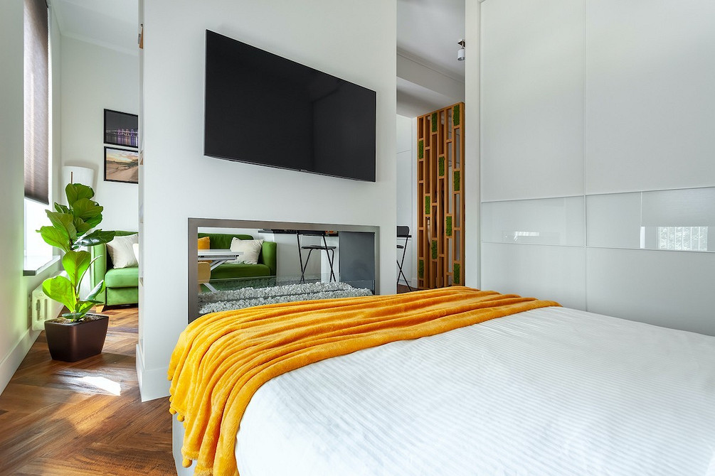 Стильна шафа-купе в спальні з фасадами під дерево і мінімалістичним дизайном.