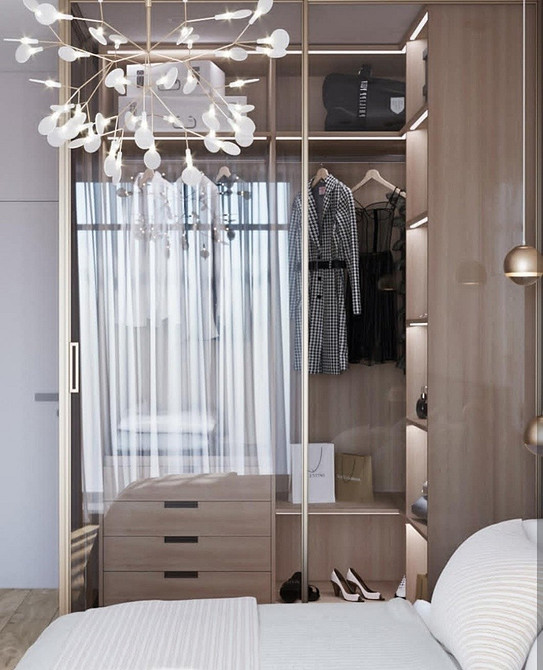 Сучасний дизайн шафи-купе в спальні з дзеркальними дверцятами.