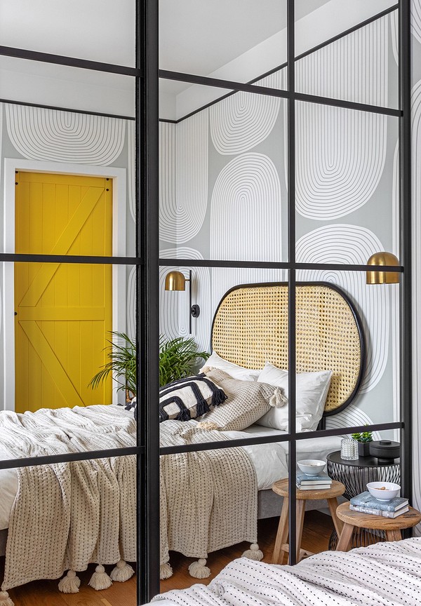 Шафа-купе з дзеркалом і відкритими полицями в спальні, функціональність та стиль.