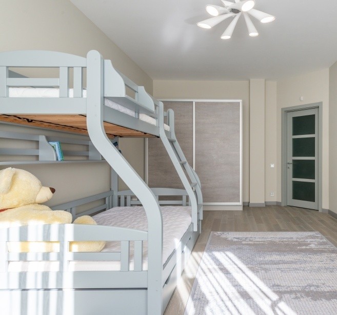 Дизайнерська шафа-купе з комбінованими фасадами: сучасний акцент в інтер'єрі спальні.