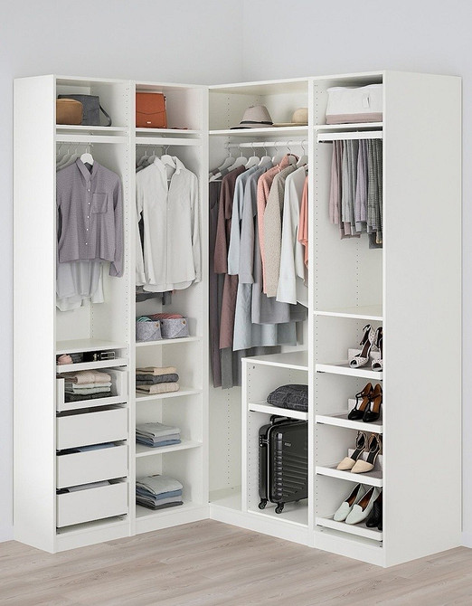 Вбудована шафа-купе з дзеркальними дверцятами у спальні: стильний та практичний дизайн 2026.