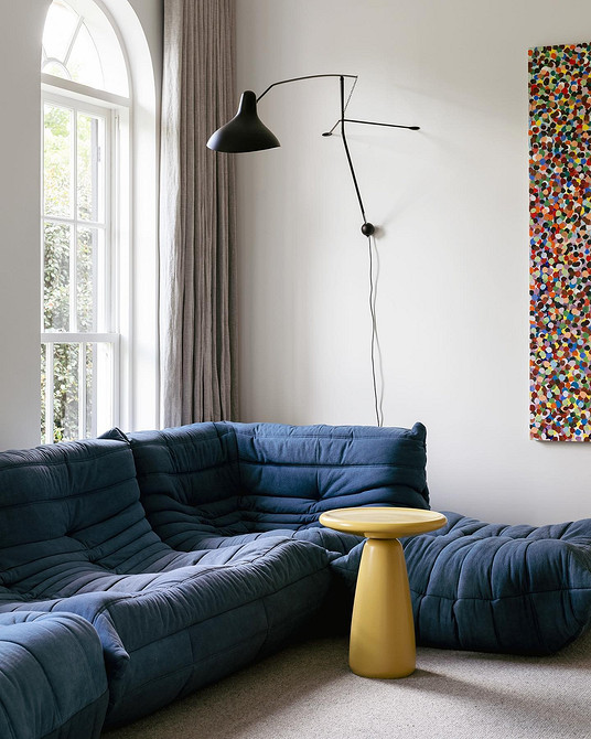 Синій диван у вітальні: експертні поради по створенню гармонійного дизайну інтер'єру 2026.