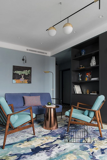 Гармонія з синім диваном Світла вітальня з синім диваном: найкращі поєднання кольорів для створення гармонії.