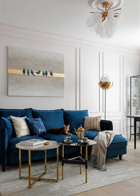 Сучасний інтер'єр з темно-синім кутовим диваном та жовтими акцентами.