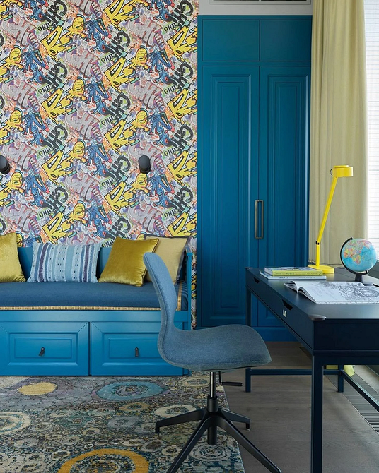 Стильний синій диван Світла вітальня з синім диваном, поєднання кольорів 2026, стильний дизайн