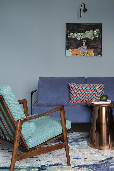 Ключовий елемент: синій диван Сучасний дизайн: синій диван як ключовий елемент у поєднанні з бежевими стінами.