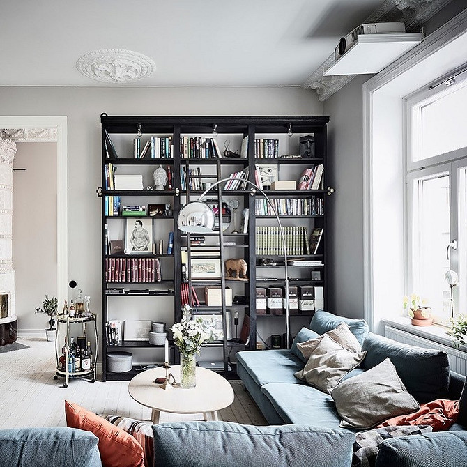 Стильний синій диван в сучасному інтер'єрі вітальні, яскраві меблі